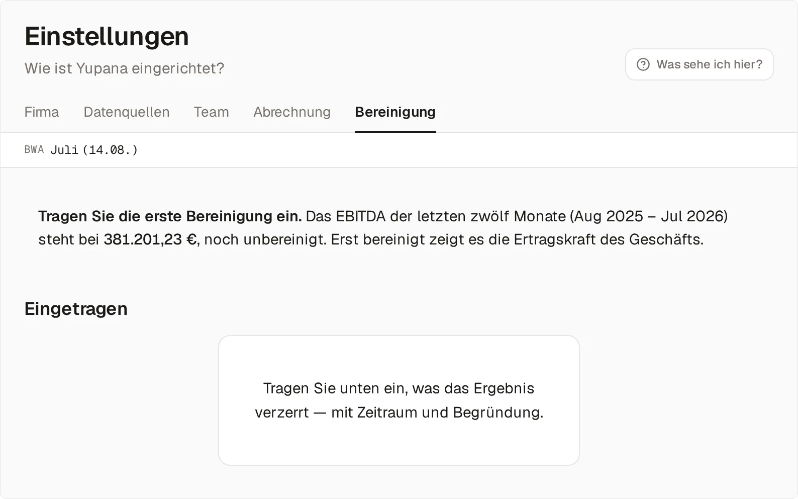 Der Reiter Bereinigung in den Einstellungen: oben der Satz „Tragen Sie die erste Bereinigung ein.“ mit dem EBITDA der letzten zwölf Monate (Aug 2025 – Jul 2026) von 381.201,23 Euro, noch unbereinigt, darunter der leere Bereich „Eingetragen“.