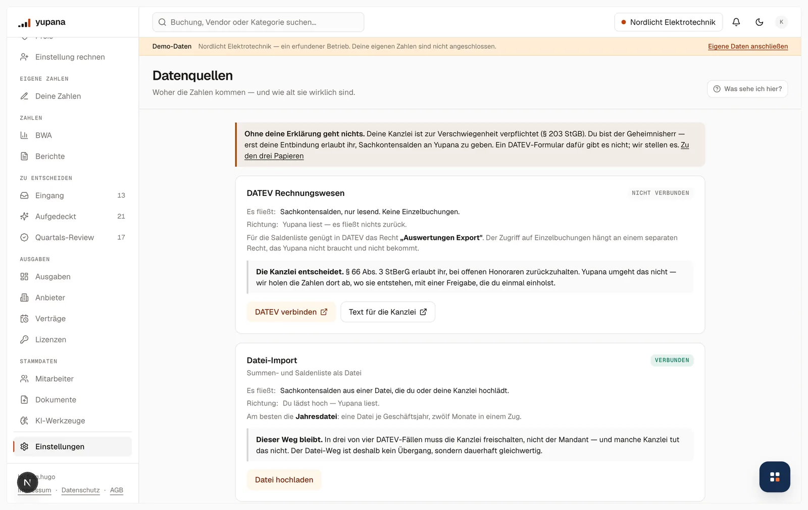 Die Seite Datenquellen mit einer Karte je Anbindung: DATEV Rechnungswesen als nicht verbunden, der Datei-Import als verbunden — je Karte, was fließt, in welche Richtung, und was zu tun ist.
