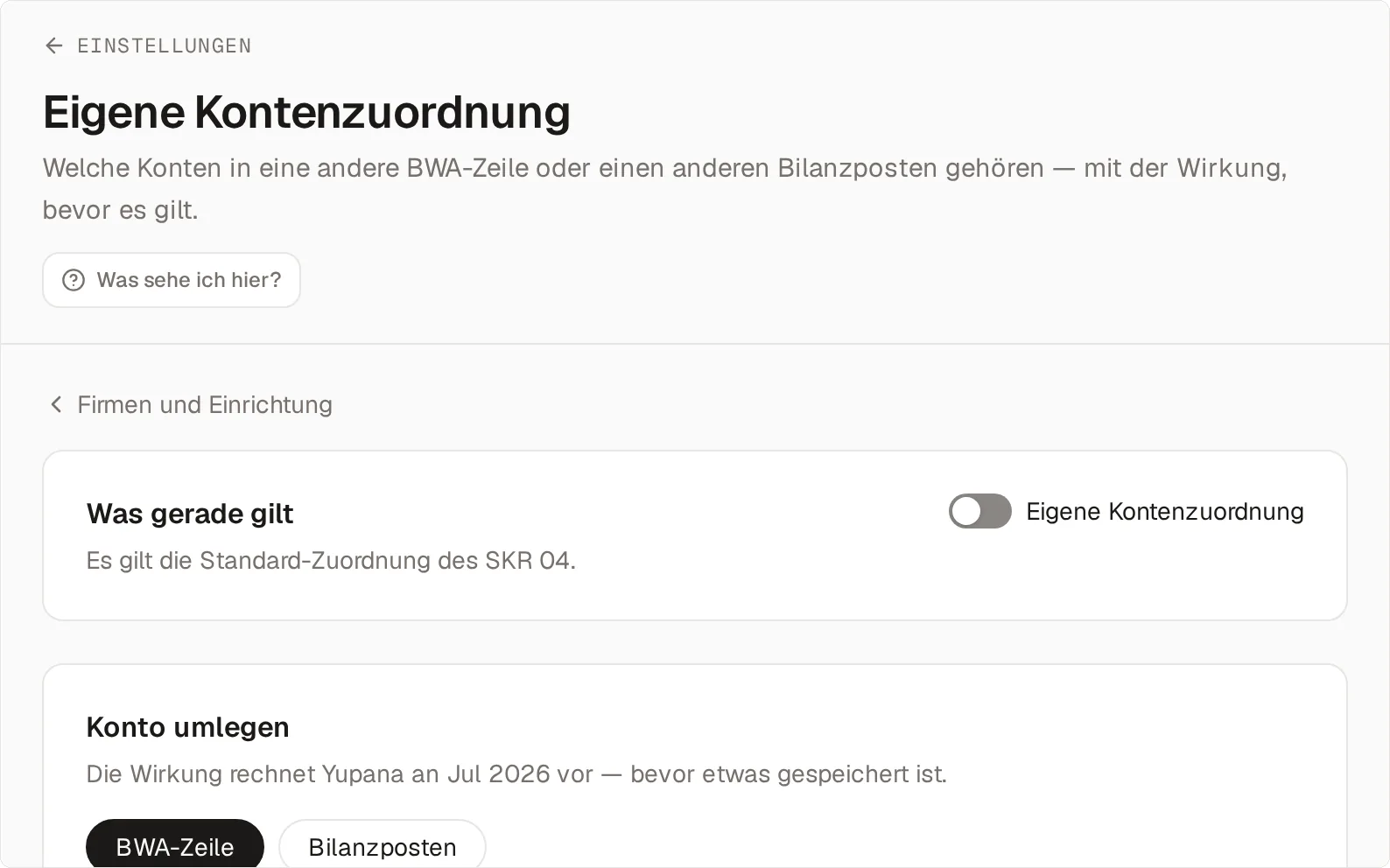 Die Seite Eigene Kontenzuordnung: „Was gerade gilt“ mit „Es gilt die Standard-Zuordnung des SKR 04.“ und dem ausgeschalteten Schalter Eigene Kontenzuordnung, darunter „Konto umlegen“ mit dem Hinweis, dass Yupana die Wirkung an Jul 2026 vorrechnet, und der Wahl zwischen BWA-Zeile und Bilanzposten.