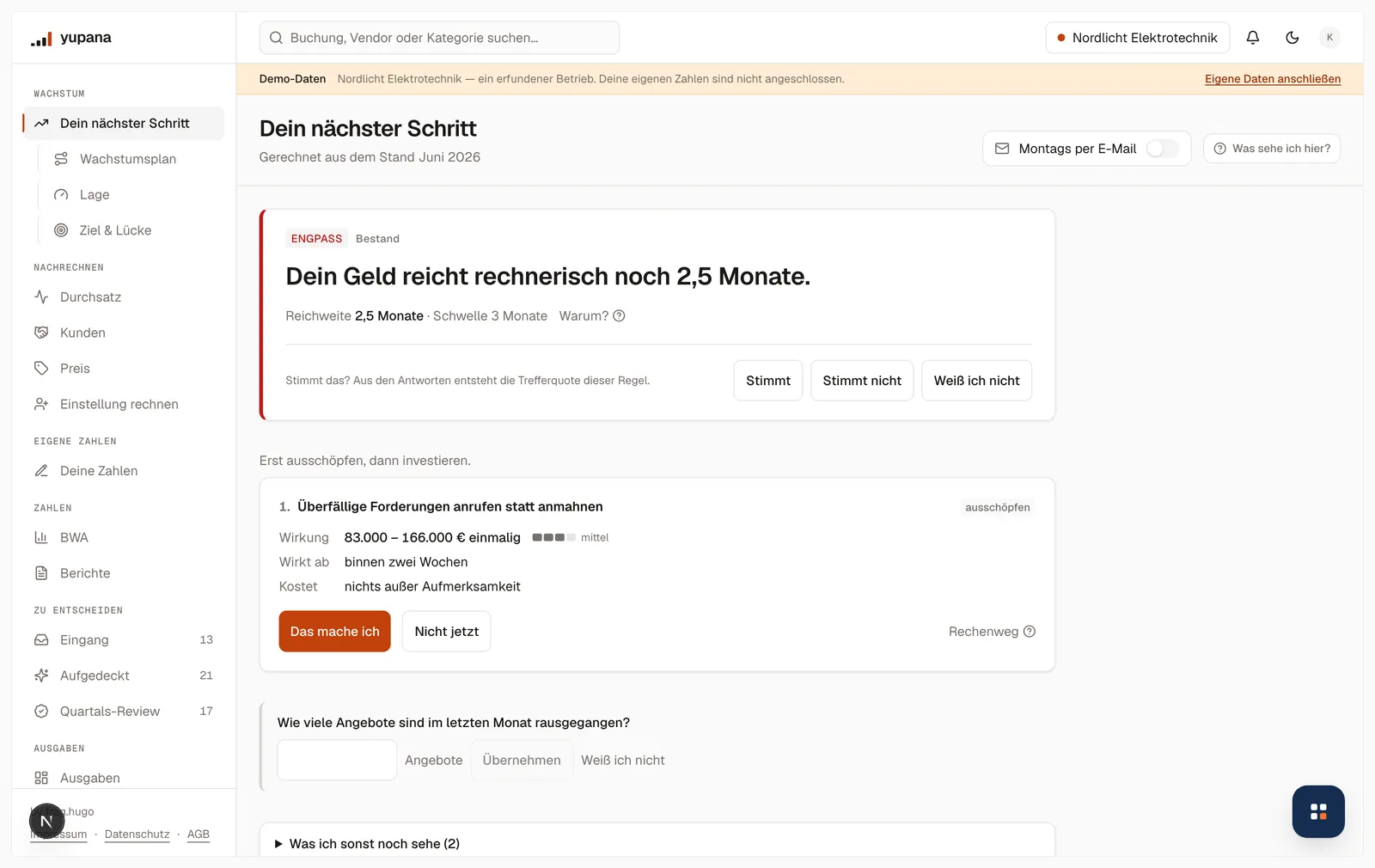 Die Startseite des Wachstumsbereichs: die Engpass-Karte mit dem Satz „Dein Geld reicht rechnerisch noch 2,5 Monate“, darunter Reichweite 2,5 Monate gegen die Schwelle 3 Monate; als erste Möglichkeit „Überfällige Forderungen anrufen statt anmahnen“ mit einer Wirkung von 83.000 – 166.000 € einmalig, wirksam binnen zwei Wochen.