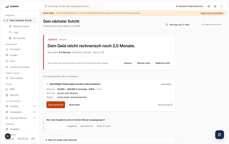 Die Startseite des Wachstumsbereichs: oben die Engpass-Karte mit einem Satz zur Beobachtung, der Kennzahl und der Schwelle, die sie reißt; darunter zwei Möglichkeiten mit Wirkung als Spanne, Zeit bis zur Wirkung und Kosten.