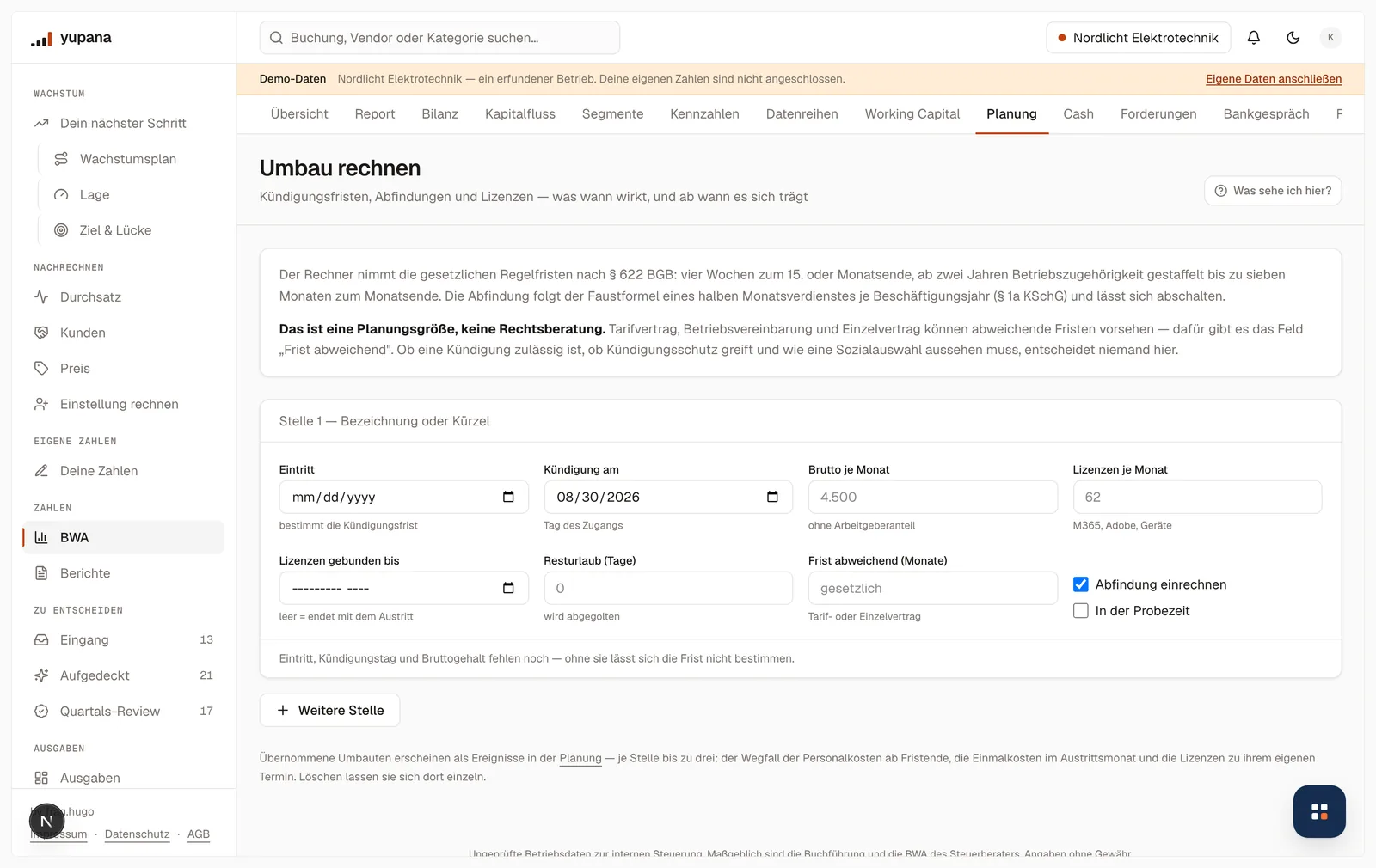 Der Umbau-Rechner mit den Eingaben Eintritt, Kündigungstag, Bruttogehalt, Lizenzen je Monat, Resturlaub und abweichender Frist — daneben der Hinweis, dass ohne Eintritt, Kündigungstag und Bruttogehalt keine Frist bestimmbar ist.