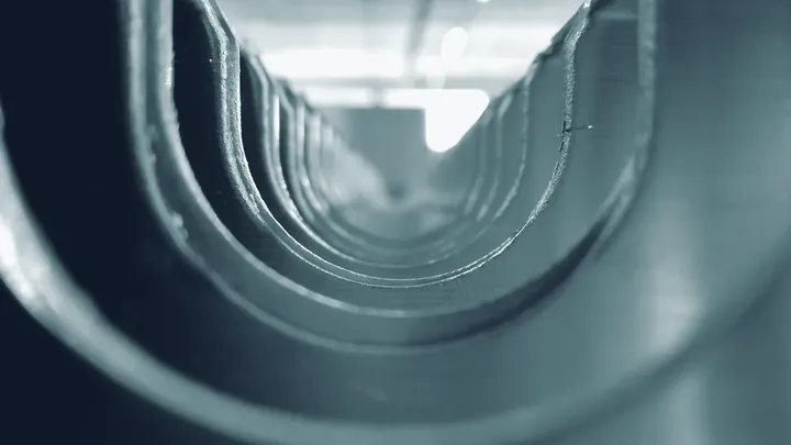Blick in einen Metallkanal, der sich nach hinten verjüngt