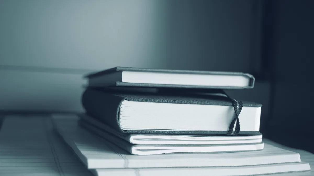 Stapel aus Notizbüchern und Blöcken auf einem Tisch