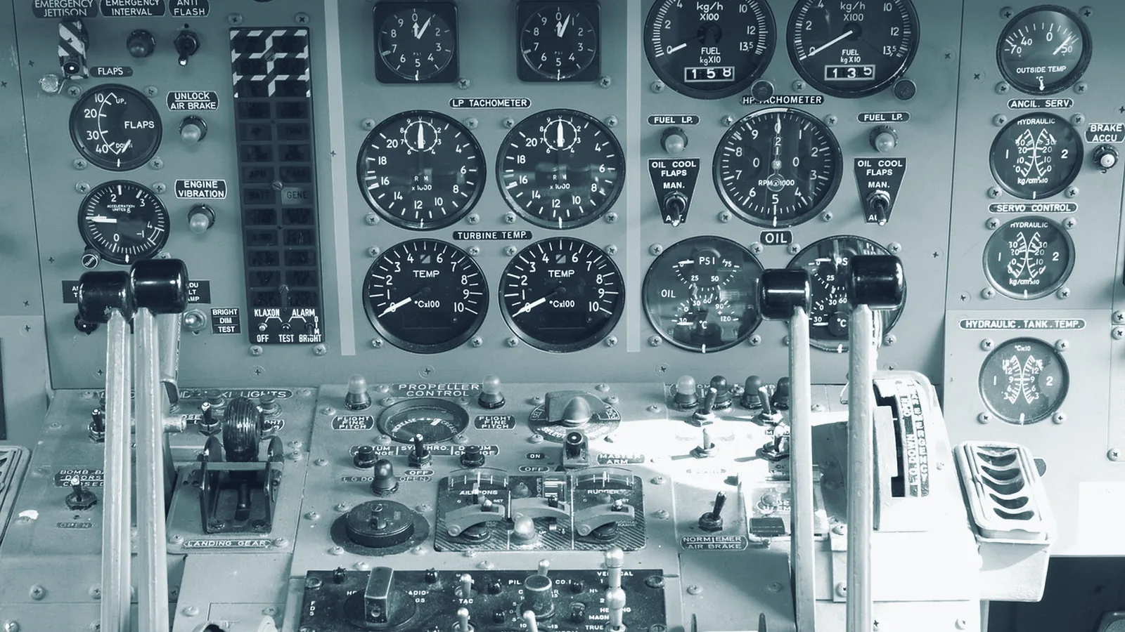 Instrumententafel eines Flugzeugs mit vielen runden Anzeigen