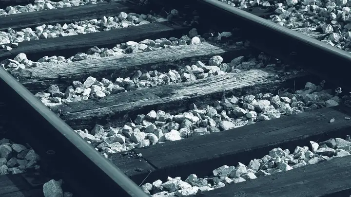 Bahnschwellen im Schotterbett, in gleichmäßigem Abstand nebeneinander
