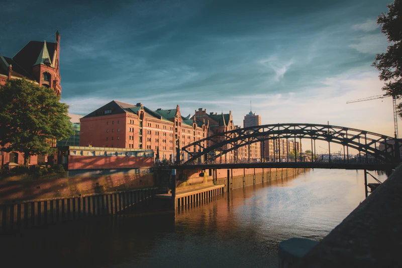 Die Hamburger Speicherstadt am Wasser, Backsteinlager mit Brücke